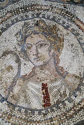 Ženská tvář, mozaika v římském městě Volubilis (Seznam světového dědictví UNESCO