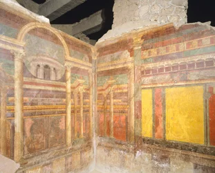 Fresky ve druhém pompejském stylu zobrazující fingovanou architekturu, z jedné místnosti Vily mystérií, Pompeje, Kampánie, římská civilizace
