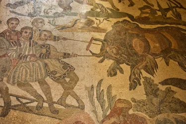 Sál Velkého lovu, lovecká scéna v podlahové mozaice, Villa Romana del Casale, Piazza Armerina, Sicílie, Itálie