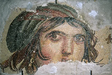 Hlava cikánské dívky z Belkis (nyní Zeugma), jihovýchodní Turecko (mozaika)