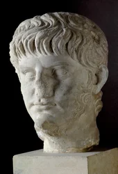 Mramorová hlava Nerona (Nero Claudius Caesar Augustus Germanicus) (37-68 n. l.). Řím, Museo Nazionale Romano. Busta císaře Nerona (Nero Claudius Caesar Augustus Germanicus) (37-68 n. l.). Mramorová socha. Kapitolská muzea, Řím, Itálie.