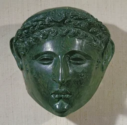 Maska z přehlídkové přilby, z Hirchova, Rumunsko (bronz)