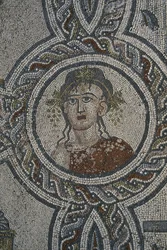 Mozaika čtyř ročních období, Dionýsův dům, detail, hlava (mozaika)