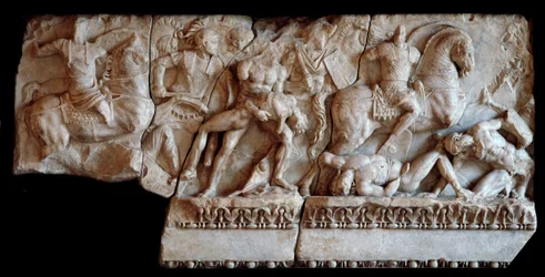 Římské umění: fragment mramorového sarkofágu představující scénu bitvy mezi Galy a Římany, 20 n. l. (Římské umění: fragment mramorového sarkofágu s reliéfem boje mezi římskými a galskými vojáky, 20 n. l.) Rozměr 87x173 cm Mantua, Palazzo Ducale, Coll