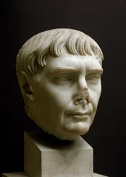 Římské umění: "" mramorová hlava císaře Traiana (Marcus Ulpius Traianus) (53-117 n. l.)"" muzeum v Ostii, Itálie - Portrét císaře Traiana (Marcus Ulpius Traianus) (53-117 n. l.) - římská mramorová socha, Imperiální věk, 2. století našeho letopočtu – Archeo