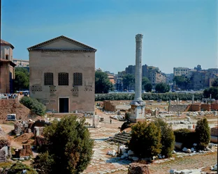 Forum Romanum: pohled na místo schůze kurie (kurie) Senátu. 1. století před naším letopočtem. Řím