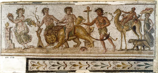 Římský starověk: “”Dionysian Process””” Silene jede na velbloudovi, menáda hraje na nástroj. Mozaika z El Jem (Thysdrus). 3. století našeho letopočtu. El Djem (Thysdrus), archeologické muzeum