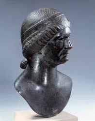 Římské umění: bronzová ženská hlava. Počátek 1. století našeho letopočtu. Paříž, muzeum Louvre