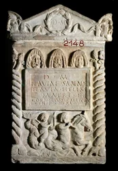 Římské umění: pohřební urna v pařížském mramoru od Flavie Sabiny, kterou nabízí její dcera a zeť. 2. století po JC. z Říma. Muzeum Louvre