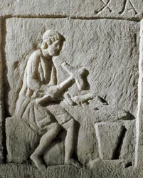 Římské umění: detail stély zobrazující kováře narážejícího kovem na kovadlinu. Z Konstantinopole. 1. století před naším letopočtem. Istanbul, Archeologické muzeum