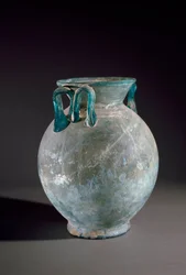 Římské umění: skleněná váza s uchem. Z Pompejí, Itálie. Národní archeologické muzeum, Neapol