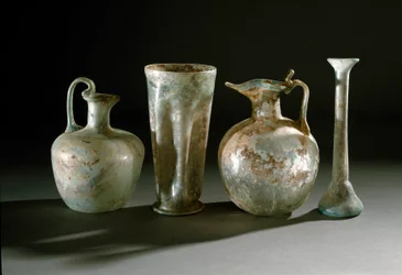 Římské umění: džbány, konvice a skleněné vázy z Pompejí. 1. století. Museo Archeologico Nazionale, Neapol
