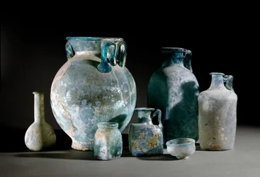 Římské umění: hrnce, karafy, poháry, vázy a skleněné číše z Pompejí. 1. století. Museo Archeologico Nazionale, Neapol