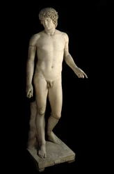 Římské umění: zobrazení Antinoa (Antinoos nebo Antinoo) (asi 110-130 n. l.), Farnese, mladého milence římského císaře Hadriána. Mramorová socha. 130-138 n. l. Rozměry: 203 cm. Archeologické muzeum v Neapoli.