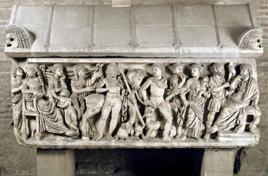 Římské umění: sarkofág zdobený nízkým reliéfem, který vypráví legendu o Faidře a Hippolytovi. 3. století n. l. Řím, Museo Nazionale Romano