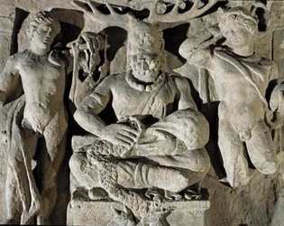 Římské umění: galský bůh keltského původu Cernunnos (nebo Kernunnos), zobrazený mezi Apollónem a Merkurem. Z Remeše. 1. století n. l. Řím, Museo della Civiltà Romana