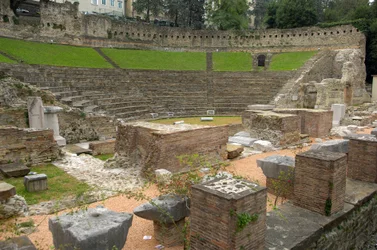 Římské umění: pohled na římské divadlo (1. př. n. l.), Terst Itálie (foto)