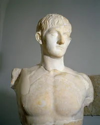 Římská civilizace, mramorová socha Drusa III., syna Germanica a Agrippiny starší z Roselle, Augusteum, Toskánsko, Itálie