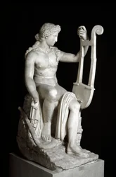 Apollón Lyricine neboli Apollón držící lyru. Římská mramorová socha podle řeckého originálu. 3. století př. n. l. Řím, Museo Nazionale Romano (Palazzo Massimo alle Terme)