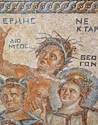 Představení dítěte Dionýsa od Herma. Detail mozaiky Hermes, Nektar a Theogen, Dům Aion, Paphos, Kypr
