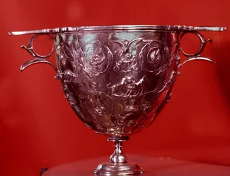 Tresor de Boscoreale: cantharic (váza na pití) s listy platanů. Konec 1. století před naším letopočtem- 1. století našeho letopočtu. Slunce 0,17 m. Paříž, muzeum Louvre