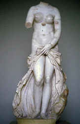 Venuše Landolina neboli Anadyomené. Socha, muzeum v Syrakusách, Sicílie, Itálie.