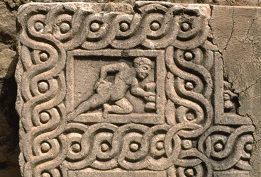 Architektonický fragment s vyřezávanou výzdobou, detail, vrcholné císařské období (27 př. nl-395 n. l.) (viz také 267011)