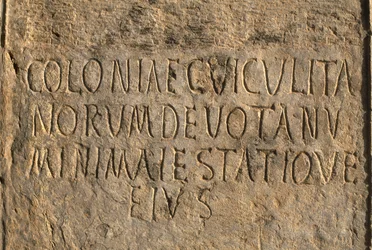 Latinský nápis s názvem kolonie Cuicul, vrcholné císařské období (27 př. n. l. - 395 n. l.)
