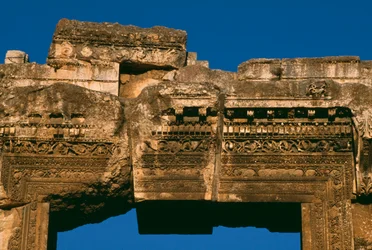 Bakchův chrám, detail nadpraží dveří, vrcholné císařské období 27 př. n. l.-395 n. l. foto
