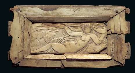 Zarámovaná deska s ženskou postavou, z Egypta, konec 3. až začátek 4. století našeho letopočtu (kost)