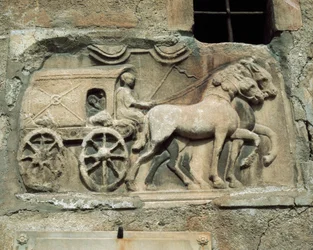 Kočár (do podsvětí?) z římské hrobky, dnes na jižní stěně vesnického kostela Maria Saal