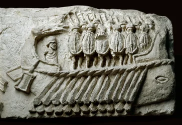 Odlitek římské válečné lodi birme s ozbrojenými vojáky (reliéf na skále)