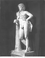Faunus, kopie originálu od Praxiteles (cca 370-330 př. n. l.) (mramor) (černobílá fotografie)