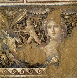 Podlaha z římské vily v Zippori (Nazaret) zobrazující výjevy ze života Dionýsa, detail tváře ženy známé jako Mona Lisa z Galileje, 3.–4. století našeho letopočtu (mozaika)