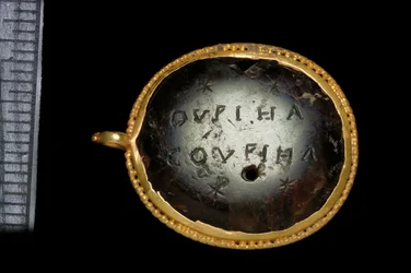 Magický přívěsek, 3. - 4. století našeho letopočtu (zlato a heliotrop)