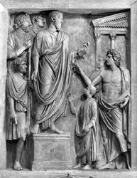 Marcus Aurelius (121–180 n. l.) pronesl řeč na fóru nebo Hadrián (76–138 nl) pronesl pohřební řeč pro Sabinu, pravděpodobně 3. nebo 4. století n. l. (mramor) (černobílá fotografie)