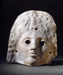 Maska pro tragédie v římské době. Muzeum schodiště. Milán