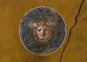 Medailon s hlavou Gorgony, pravé křídlo v House of Vettii, Pompeje (Seznam světového dědictví UNESCO