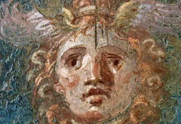Medailon s hlavou Gorgony, pravé křídlo v Domě Vettiů, Pompeje (Seznam světového dědictví UNESCO)