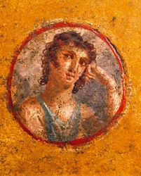 Medailon s chlapeckým portrétem, freska, z Casa degli Amorini Dorati (Dům Zlatých Amorů) v Pompejích