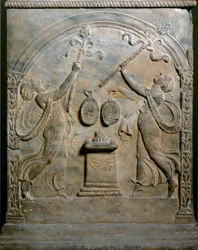 Římské umění: pohřební oltář zobrazující dvě tančící mainady. Nízký reliéf. Řím, Museo Nazionale Romano