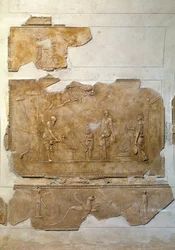 Římské umění: zasvěcení do Dionýsových mystérií: oslava dionýských obřadů. Nízký reliéf z oblasti vily Farnesina. Řím, Museo Nazionale Romano (neboli Muzeum Diokleciánových lázní)