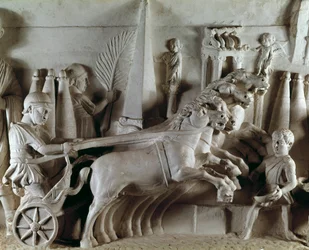 Římské umění: plastický reliéf představující čtyřkolku, vůz tažený čtyřmi koňmi. Muzeum římských starožitností, Řím