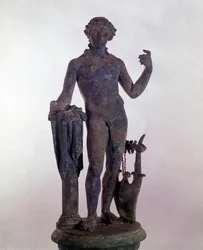 Římské umění: socha Apollóna v bronzu. Muzeum římských starožitností v Římě