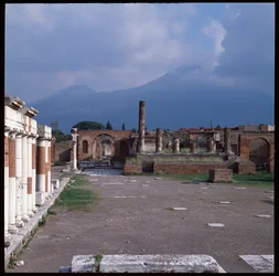 Římské umění: pohled na fórum, archeologické naleziště Pompeje (1. století př. nl-1. století n. l.) Itálie (římské umění: pohled na fórum Pompeje