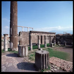 Římské umění: pohled na Apollónův chrám na archeologickém nalezišti Pompeje (4. století př. n. l. – 2. století př. n. l.) Itálie (Římské umění: pohled na Apollónův chrám, Pompeje, 4. století př. n. l. – 2. století př. n. l., Itálie)
