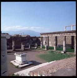 Římské umění: pohled na Apollónův chrám na archeologickém nalezišti Pompeje (4. století př. n. l. – 2. století př. n. l.) Itálie (Římské umění: pohled na Apollónův chrám, Pompeje, 4. století př. n. l. – 2. století př. n. l., Itálie)
