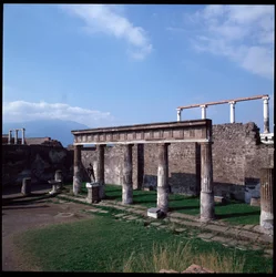Římské umění: pohled na Apollónův chrám na archeologickém nalezišti Pompeje (4. století př. n. l. – 2. století př. n. l.) Itálie (Římské umění: pohled na Apollónův chrám, Pompeje, 4. století př. n. l. – 2. století př. n. l., Itálie)