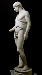 Socha zobrazující Dionýsa (Bakchus, Bacco). Mramorová socha podle originálu ze 4. století př. n. l. Z Hadriánovy vily. Řím, Museo Nazionale Romano