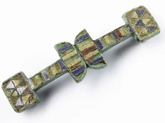 Spojka s horním povrchem s červeným, modrým a žlutým smaltem z římské legionářské pevnosti v Inchtuthil, Caputh, Perthshire (bronz a smalt)